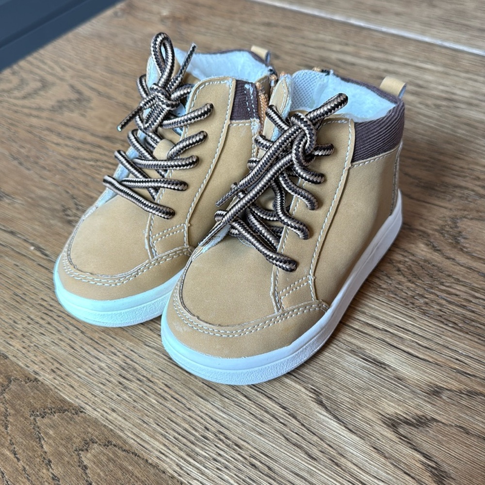 New toddler tan boots with zipper